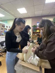 Студенты института СИБУП в помощь бойцам СВО делают блиндажные свечи с теплотой и заботой